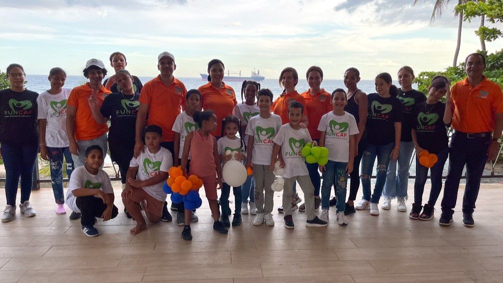 Equipo FUNCAF con niños beneficiarios